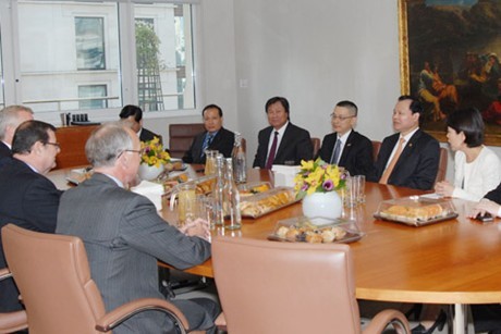 Вице-премьер СРВ Ву Ван Нинь находится в Великобритании с визитом - ảnh 1